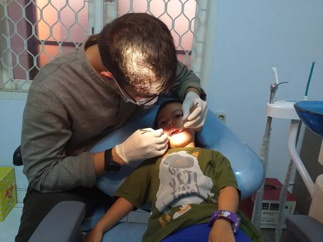 Dokter gigi merawat anak
