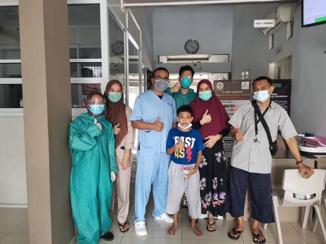 Tim sunat bersama keluarga pasien