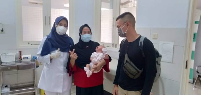 Keluarga pasien bersama dokter