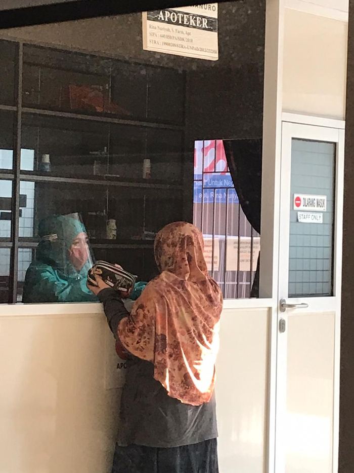 Pelayanan farmasi dengan face shield