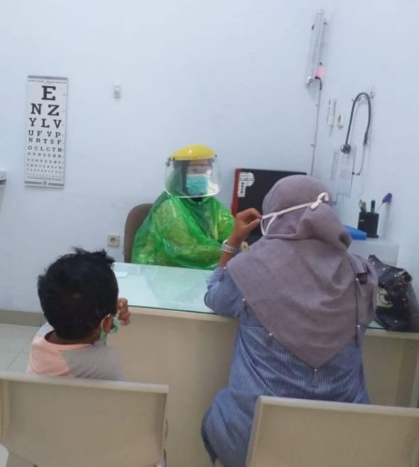 Pemeriksaan pasien COVID-19 dengan APD