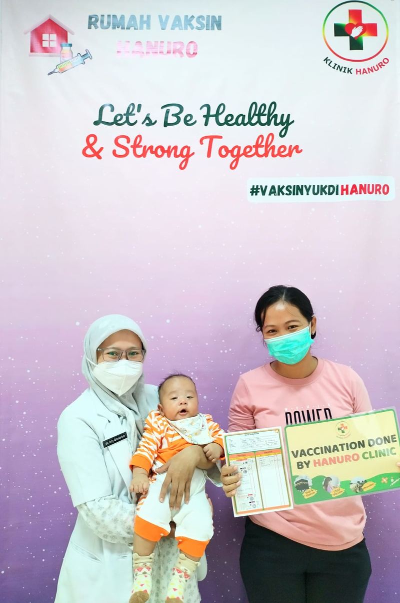 Dokter Hanuro memeriksa pasien anak
